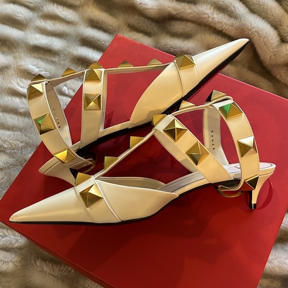 NEW Valentino Stud Leather Pumps - Picture 3 of 5